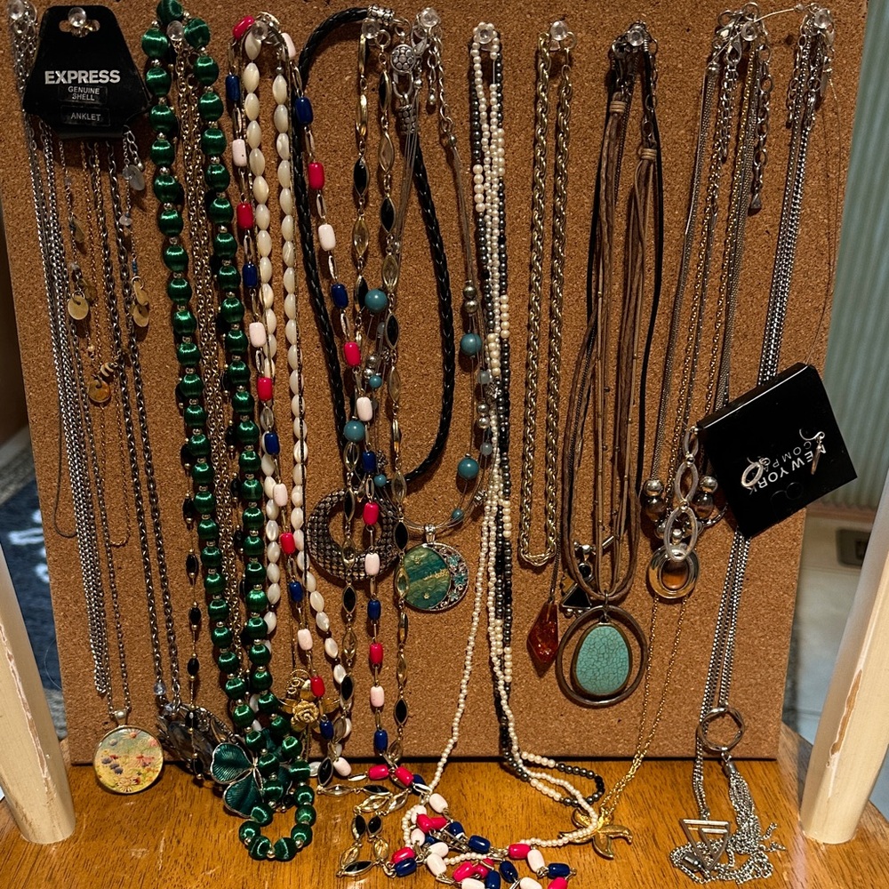 Costume Jewelry Bundle - Neklaces